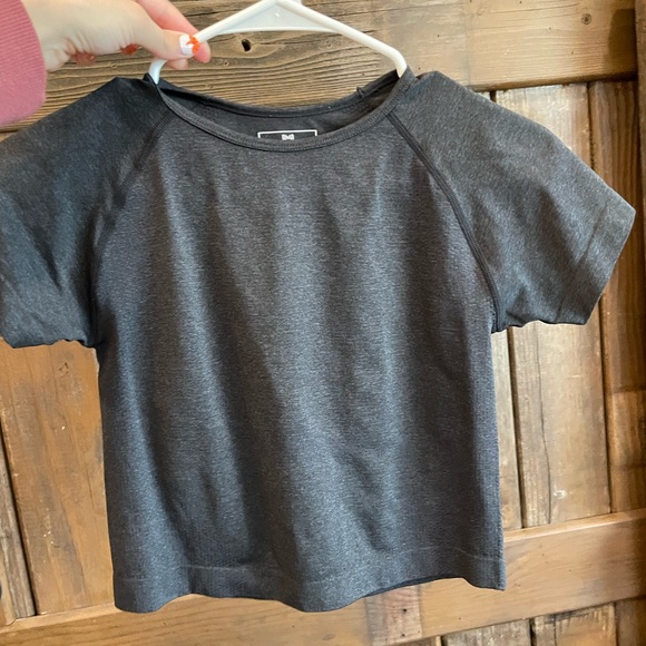 4 athletic waist-length tees - Picture 9 of 10